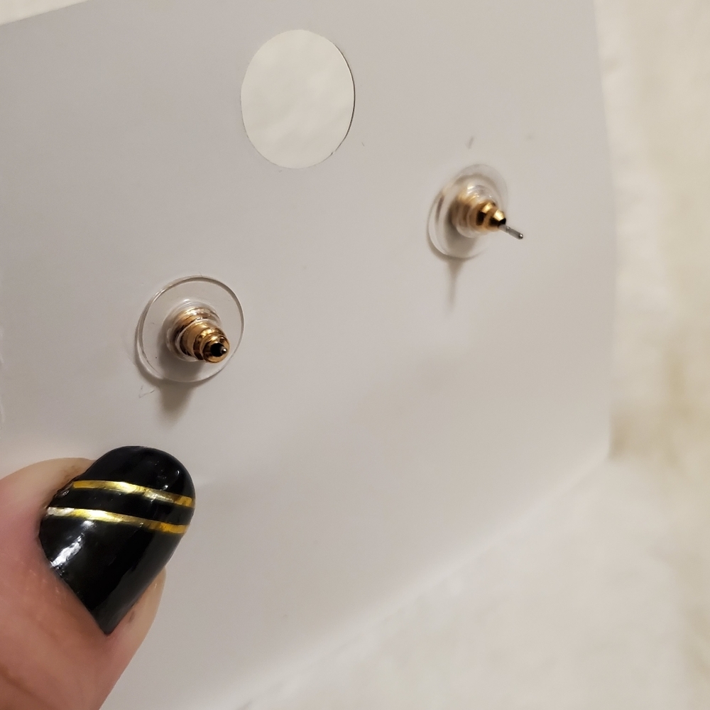 New Woven Rattan and Green Acrylic Earrings - Picture 3 of 6